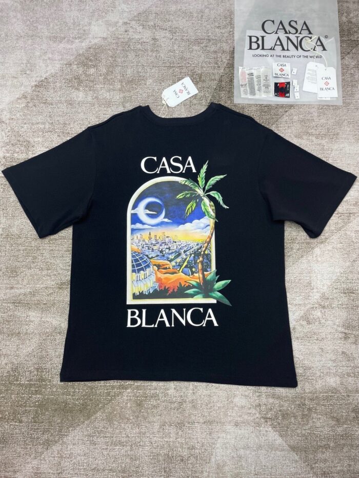 T-shirt nera con design spiaggia, mare e scritta CASA BLANCA, stile casual e trendy.