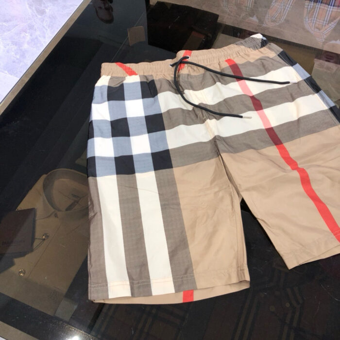 Pantaloncini estivi a quadri con banda rossa, stile casual e moderno per lestate.