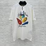 Maglietta estiva con conchiglie colorate e messaggio Greetings from the Sea per look casual e beach.