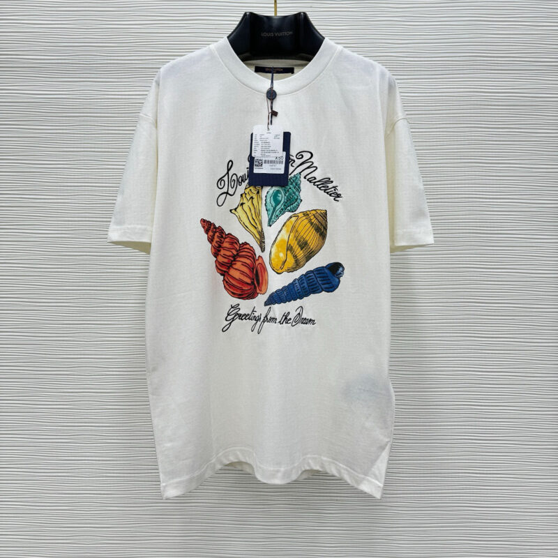 Maglietta estiva con conchiglie colorate e messaggio Greetings from the Sea per look casual e beach.