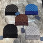 Collana di berretti checkered eleganti su superficie marmorizzata, stile urbano e moda invernale.