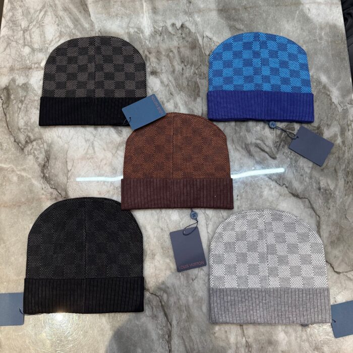Collana di berretti checkered eleganti su superficie marmorizzata, stile urbano e moda invernale.