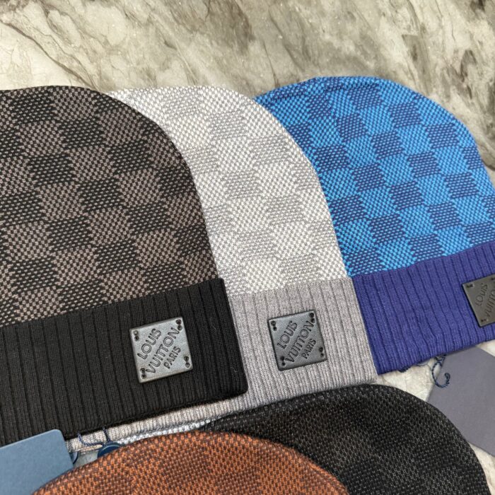 Set di berretti invernali a fantasia checkered in vari colori e tessuti morbidi.