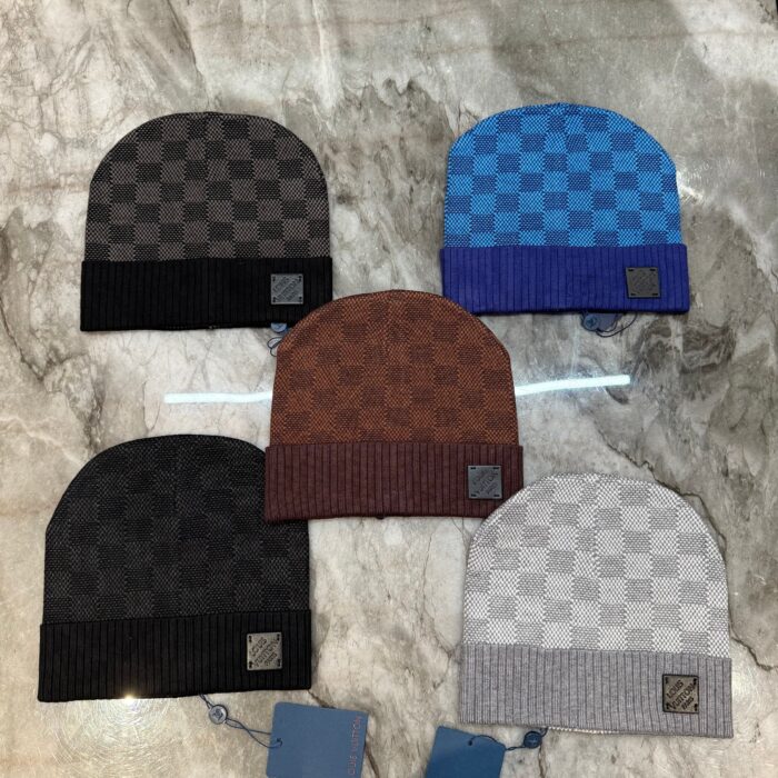 Cappelli beanie colorati e moderni con design checkered e logo, ideali per inverno e stile casual.