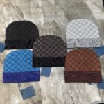 Beanie a quadretti in toni scuri, perfetti per il inverno, su superficie in marmo elegante.