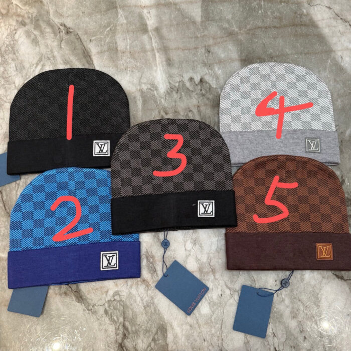 Set di 5 cappelli beanie con fantasie checkered e logo moda, vari colori eleganti.