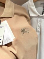 Polo beige e bianca, stile casual elegante, tessuti e dettagli distinti, perfette per ogni occasione.