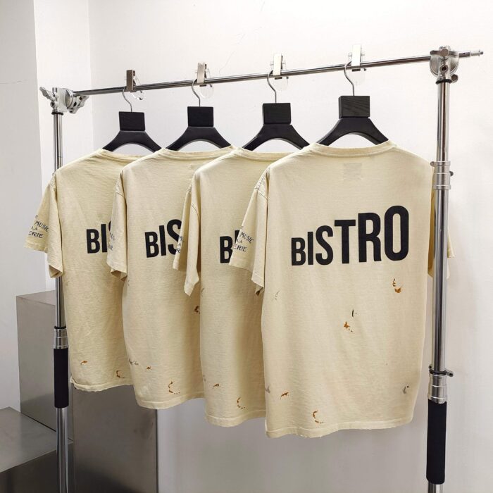 Magliette beige con scritta BISTRO in display moderno, stile vintage e look casual.