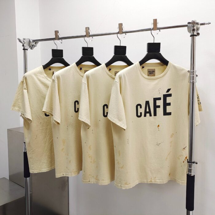 Magliette beige con stampa Café, stile casual e moderno, ideali per un look autentico.