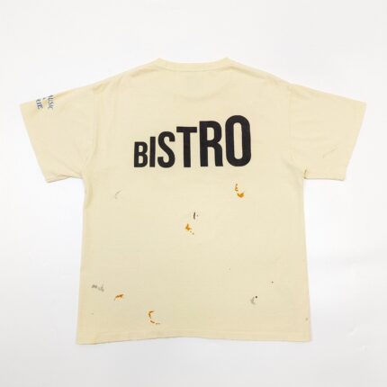 T-shirt beige con stampa BISTRO e dettagli artistici, stile casual e originale.