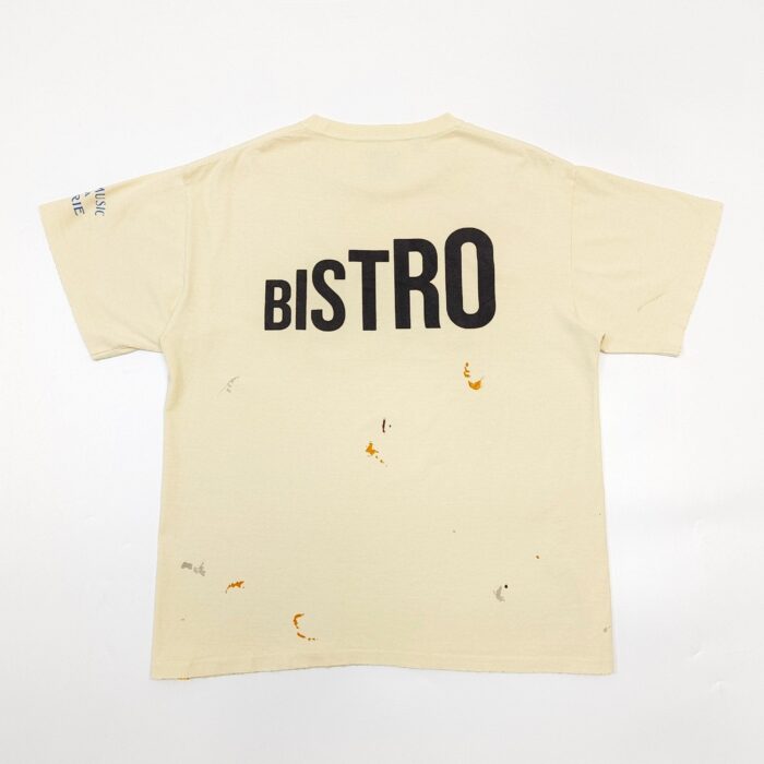T-shirt beige con stampa BISTRO e dettagli artistici, stile casual e originale.