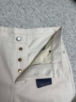 Pantaloni beige con bottoni in ottone e dettagli vintage, stile casual e di qualità.