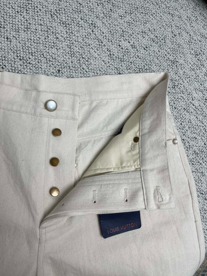 Pantaloni beige con bottoni in ottone e dettagli vintage, stile casual e di qualità.