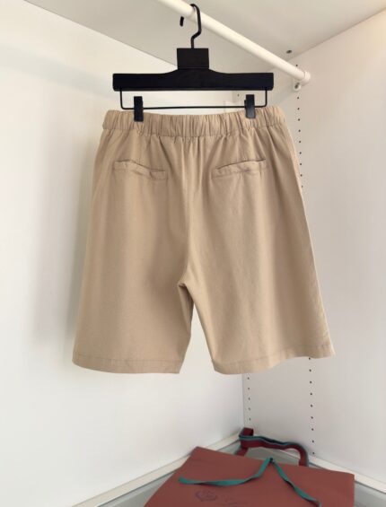 Pantaloncini beige casual con elastico e tasche posteriori, ideali per lestate e il relax.