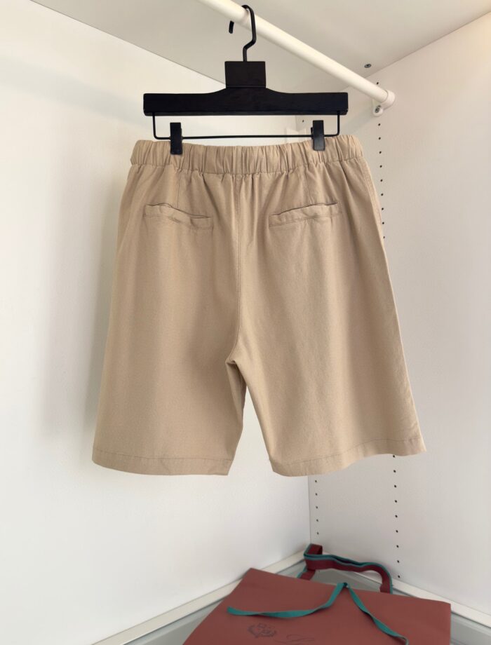 Pantaloncini beige casual con elastico e tasche posteriori, ideali per lestate e il relax.