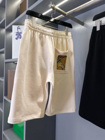 Shorts beige casual uomo con tasca patch colorata, perfetti per l’estate e look alla moda.