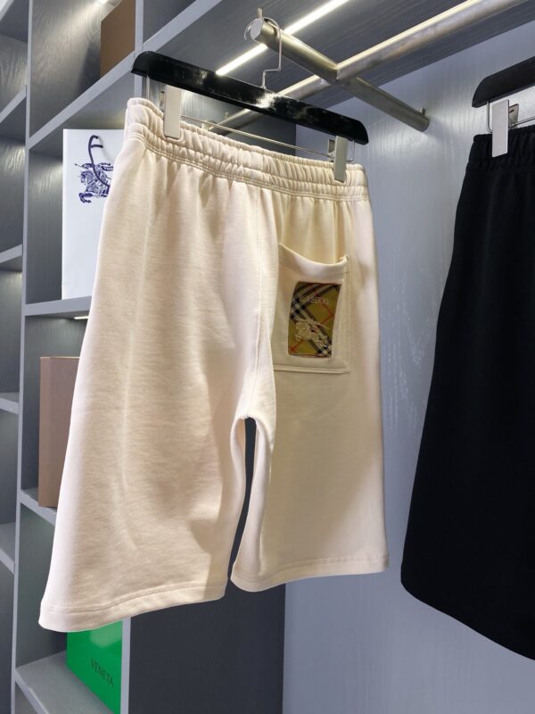 Shorts beige casual uomo con tasca patch colorata, perfetti per l’estate e look alla moda.