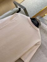 Maglietta beige casual su esposizione moderna in negozio, stile minimalista e comfort quotidiano.