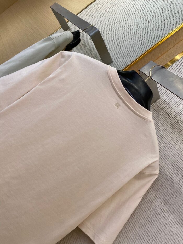 Maglietta beige casual su esposizione moderna in negozio, stile minimalista e comfort quotidiano.