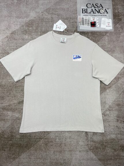 T-shirt beige casual con logo colorato per uomo e donna, stile semplice e versatile.