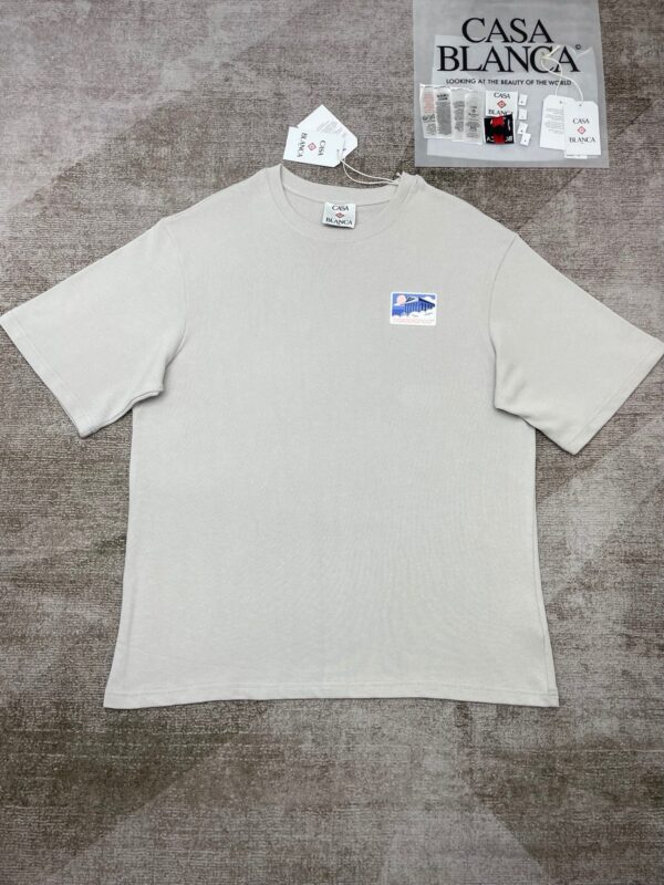T-shirt beige casual con logo colorato per uomo e donna, stile semplice e versatile.
