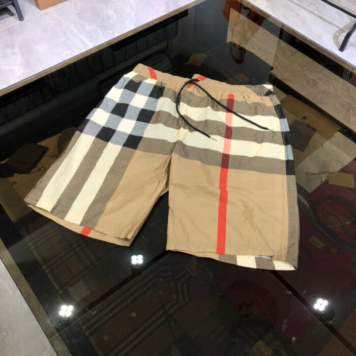 Pantaloncini estivi quadrettati in tessuto leggero, elasticizzato, con fascia regolabile e stile casual.