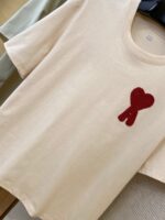 T-shirt beige con cuore rosso ricamato, casual, comoda e versatile per ogni occasione.