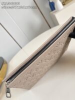 Pochette beige elegante con zip, texture chic, dimensioni 27x21x6 cm, accessorio alla moda.