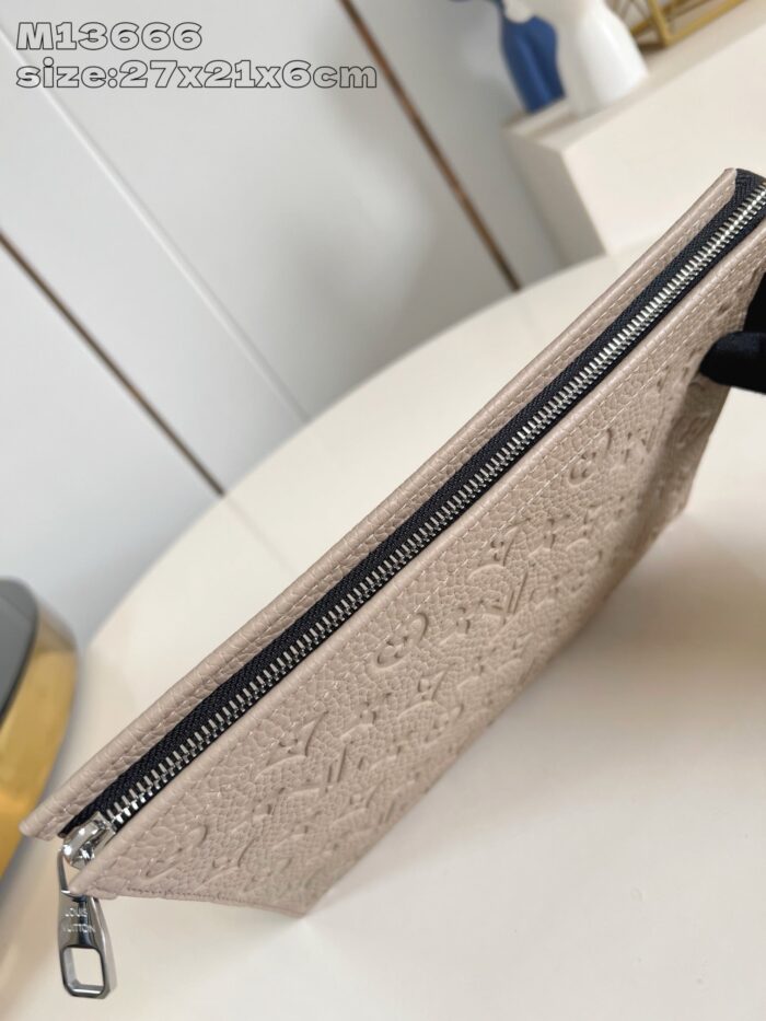 Pochette beige elegante con zip, texture chic, dimensioni 27x21x6 cm, accessorio alla moda.