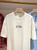 T-shirt beige ricamato Burton, stile casual, morbido tessuto, perfetto per ogni look quotidiano.