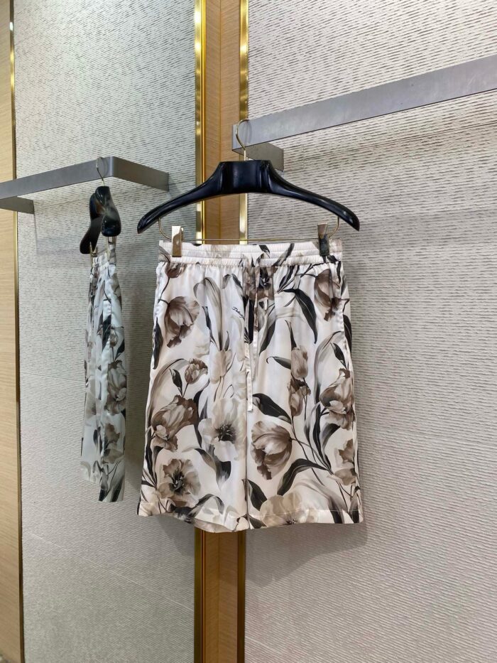 Shorts estivi eleganti con stampa floreale, cintura a nodo e tasche, stile casual raffinato.