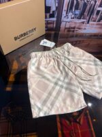 Pantaloncini Burberry in tonalità neutre con confezione elegante, perfetti per uno stile raffinato.