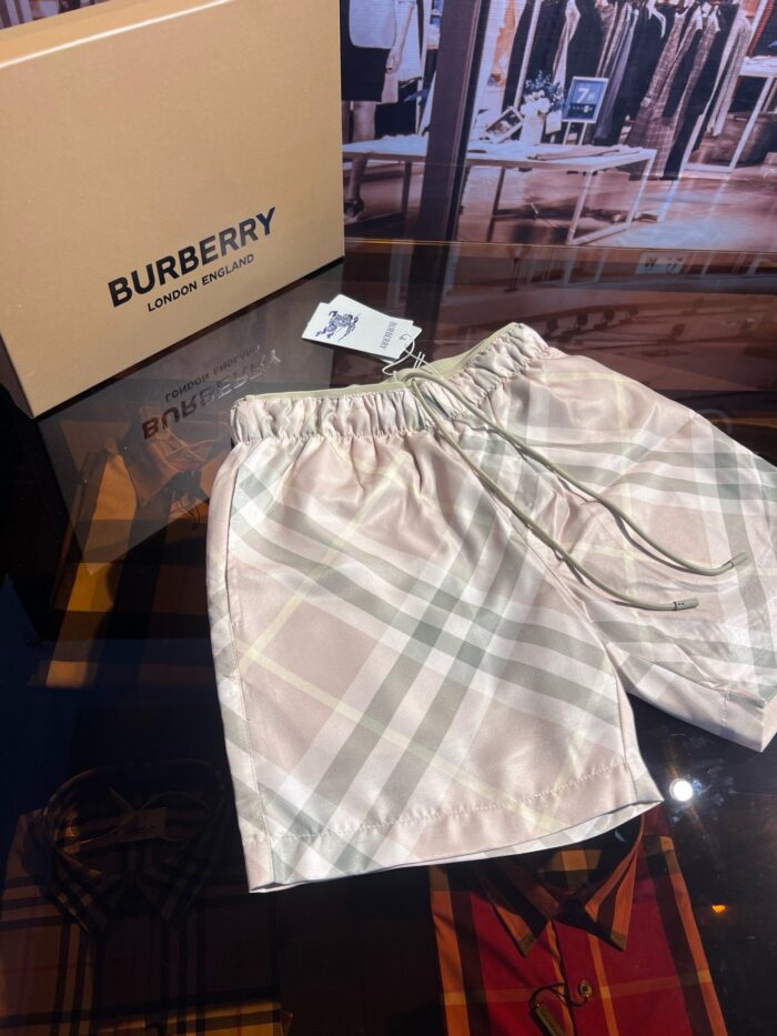 Pantaloncini Burberry in tonalità neutre con confezione elegante, perfetti per uno stile raffinato.