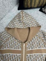 Felpa beige con motivo geometrico, zip front e cappuccio, stile casual e confortevole.