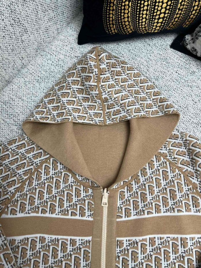 Felpa beige con motivo geometrico, zip front e cappuccio, stile casual e confortevole.