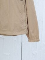 Giacca beige casual con polsino elasticato e tasca semplice, ideale per look quotidiani e outdoor.