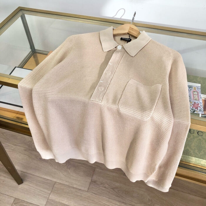 Maglione beige casual, con collo button-up e tasca frontale, ideale per look rilassati e pratici.