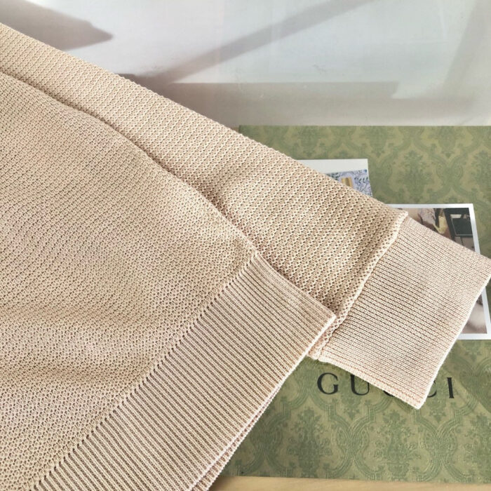 Maglione beige di lusso con dettaglio a costina e stile Gucci.
