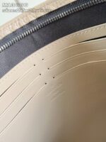 Interno in pelle beige con zip e dettagli eleganti, alta qualità e craftsmanship italiano.