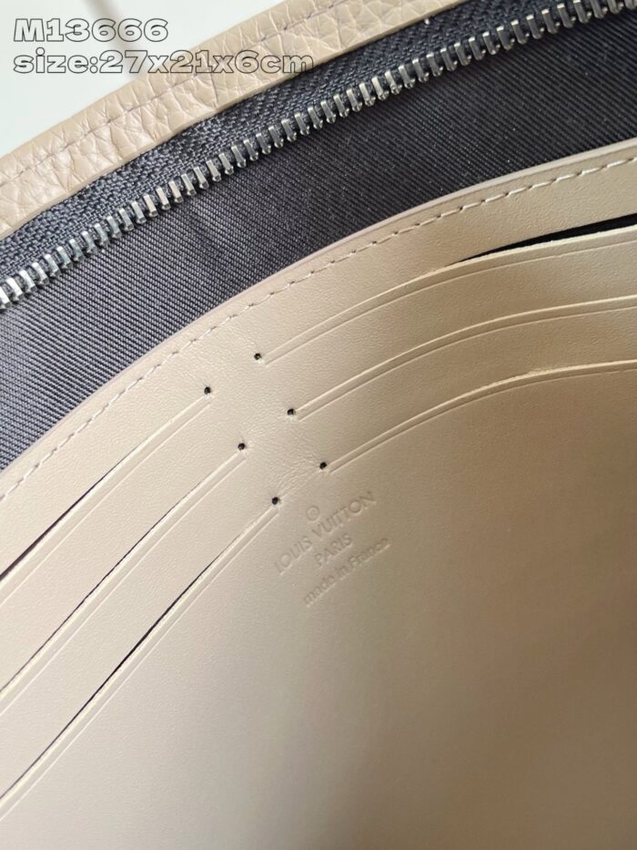 Interno in pelle beige con zip e dettagli eleganti, alta qualità e craftsmanship italiano.