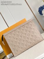 Pochette Louis Vuitton in pelle beige con motivo monogramma, elegante e compatta, ideale per ogni occasione.