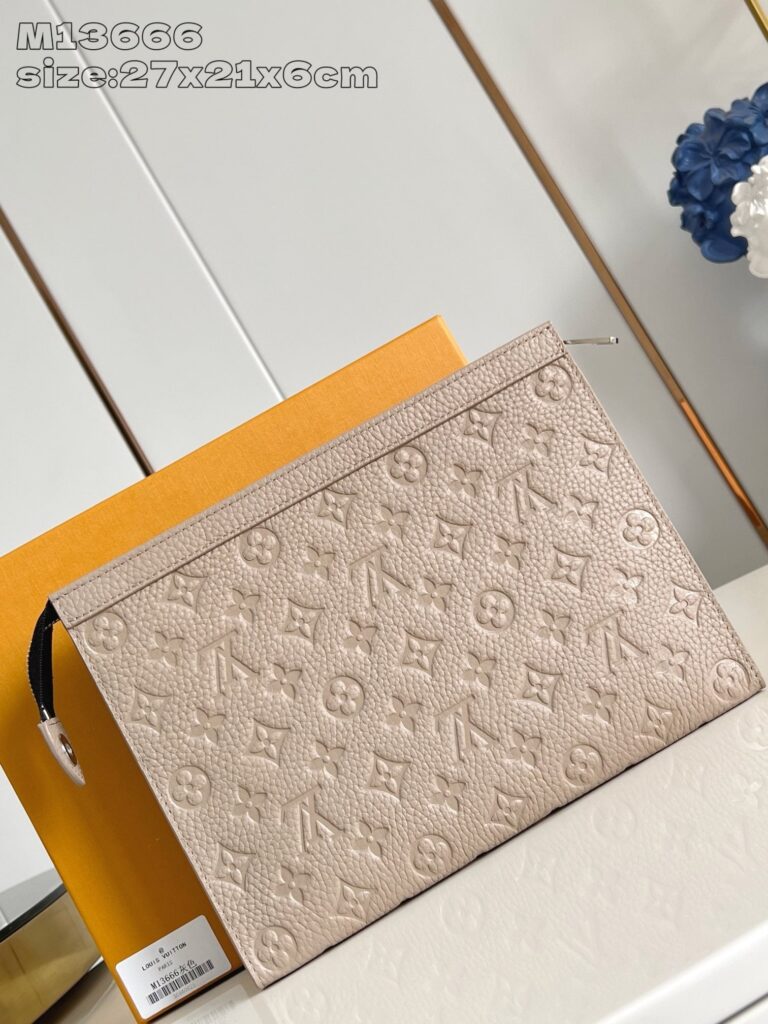 Pochette Louis Vuitton in pelle beige con motivo monogramma, elegante e compatta, ideale per ogni occasione.