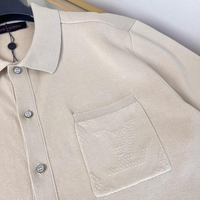 Camicia polo beige di lusso con tasca logo e bottoni eleganti, stile raffinato e pratico.