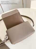 Bauletto in pelle neutro, elegante e versatile, perfetto per ogni occasione.