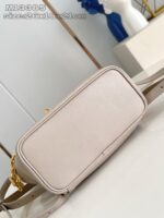 Borsa elegante beige minimalista con tracolla regolabile e dettagli in oro raffinati.