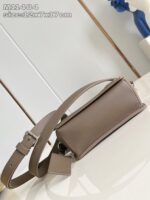 Borsa donna taupe minimalista con tracolla regolabile, design elegante e versatile per ogni occasione.
