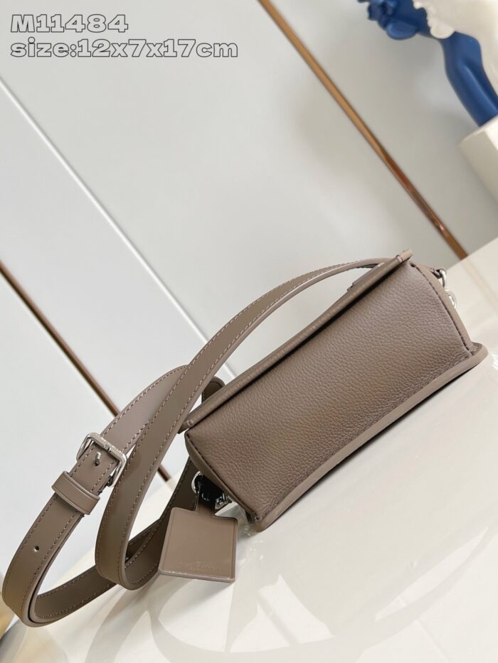 Borsa donna taupe minimalista con tracolla regolabile, design elegante e versatile per ogni occasione.