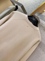 Felpa beige minimalista, comoda e elegante, perfetta per uno stile casual e contemporaneo.