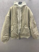 Giacca oversize beige imbottita con cappuccio, stile streetwear urbano e comodo per linverno