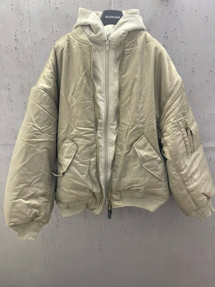 Giacca oversize beige imbottita con cappuccio, stile streetwear urbano e comodo per linverno